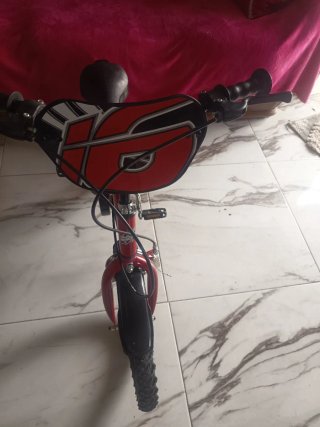 Bicicleta infantil roja
