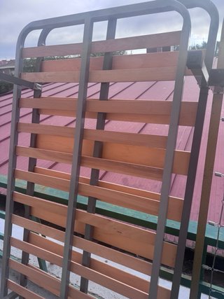 Estructura de cama metálica y madera