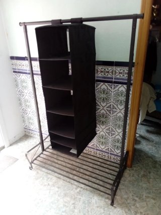 Perchero con estantes y zapatero.