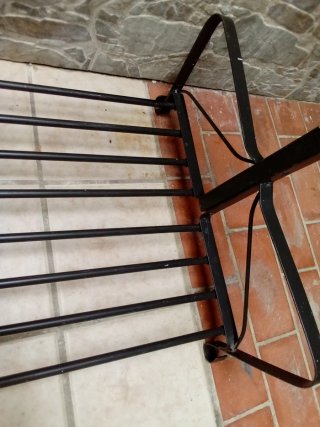 Perchero con estantes y zapatero.