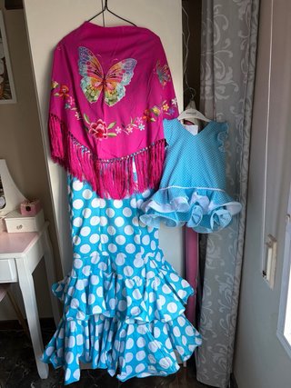 Traje de flamenca azul con lunares blancos