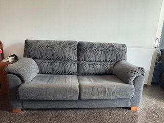 Sofá de tela gris con estampado