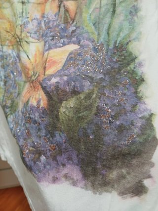 T-shirt in viscosa con stampa floreale
