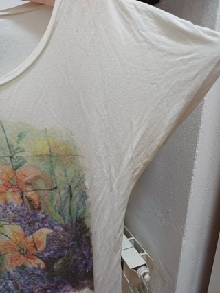 T-shirt in viscosa con stampa floreale