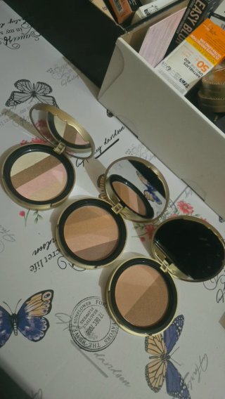 Paleta de maquillaje multicolor 12€ unidad