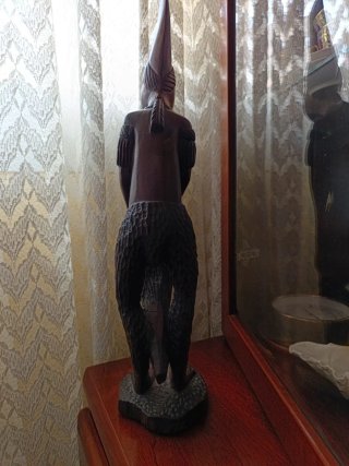 Escultura madera tallada figura africana