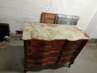 Cómoda de madera con tapa de mármol