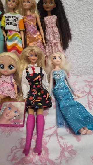 Lote de 8 Muñecas Barbie y Similares