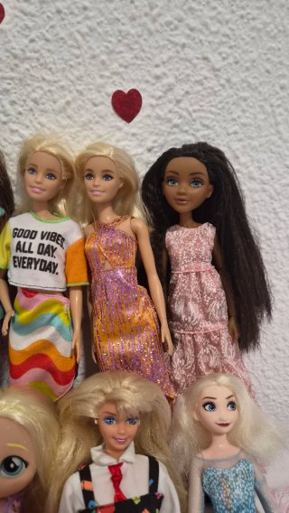 Lote de 8 Muñecas Barbie y Similares