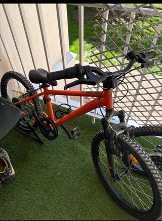 3 Bicicletas Montaña (Verde, naranja y negra).