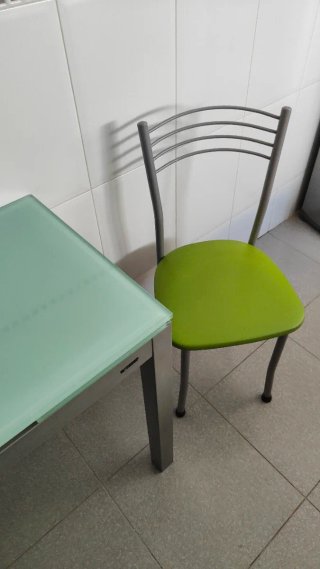 Mesa de cocina cristal y metal con las sillas