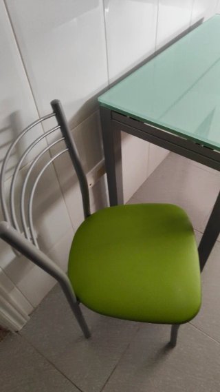 Mesa de cocina cristal y metal con las sillas