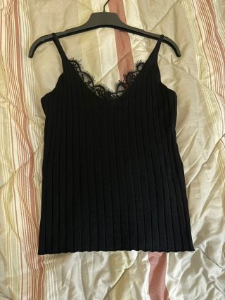 Top canalé Mango encaje negro