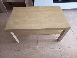 Tavolo da salotto in legno chiaro