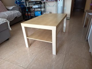 Tavolo da salotto in legno chiaro