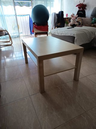 Tavolo da salotto in legno chiaro