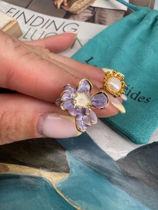 Anillo flor morada y perla dorada