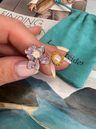 Anillo flor morada y perla dorada