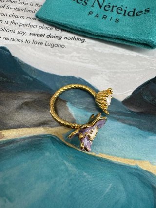 Anillo flor morada y perla dorada