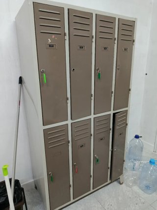 Taquillas metálicas beige y grises