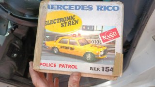 Coche Policía Mercedes rico   caja vacia
