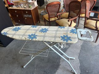 Tabla de planchar con tendedero