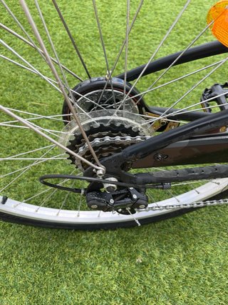 Bicicleta de paseo negra con cesta