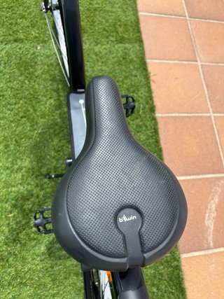 Bicicleta de paseo negra con cesta