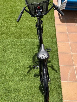 Bicicleta de paseo negra con cesta