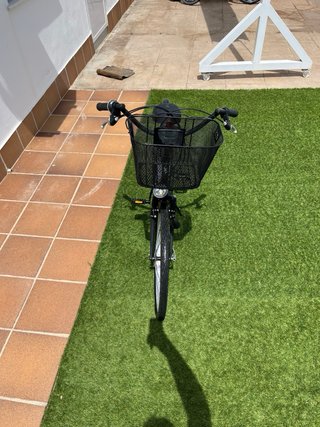 Bicicleta de paseo negra con cesta