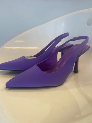 Zapatos morados de tacón