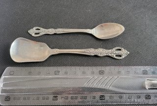 Juego de 2 cucharas antiguas con diseño floral