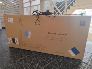 Patinete Eléctrico Xiaomi con su caja y cargador