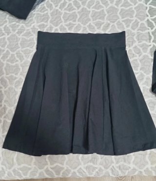 Falda de rayas blancas y negras