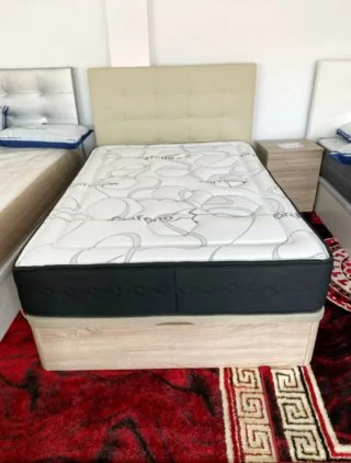 Letto con contenitore ribaltabile con materassi