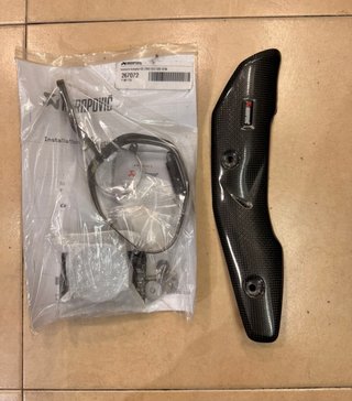Soporte Akrapovic Carbono Z900 + Tapa