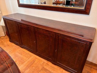 Conjunto comedor: mesa, sillas, aparador y espejo