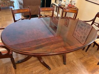 Conjunto comedor: mesa, sillas, aparador y espejo