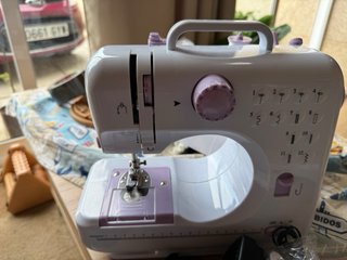 Máquina de coser portátil