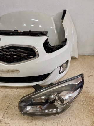 Kia Carens frontal completo