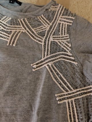 Jersey gris con adornos plateados