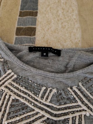 Jersey gris con adornos plateados