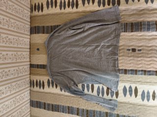 Jersey gris con adornos plateados