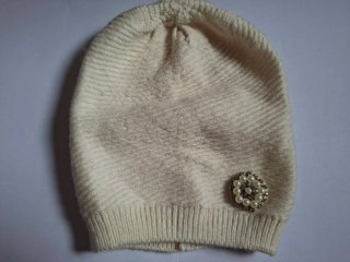 Gorro blanco con broche de perlas