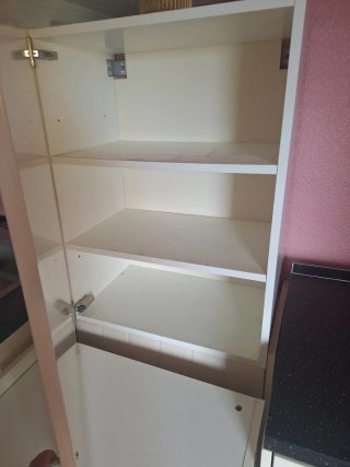 Muebles de cocina blancos y negros