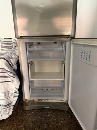 Nevera Indesit plateada