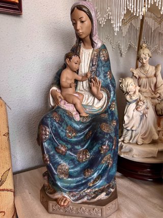 Figuras de la Virgen y el Niño