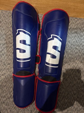 Guantes y espinilleras Kickboxing