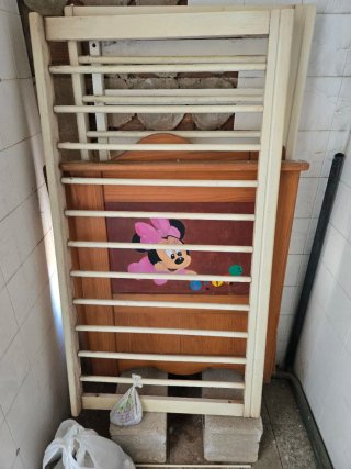 Cuna de madera con diseño de Minnie