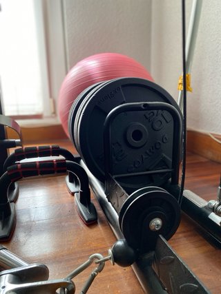 Rack de gimnasio con discos y accesorios
